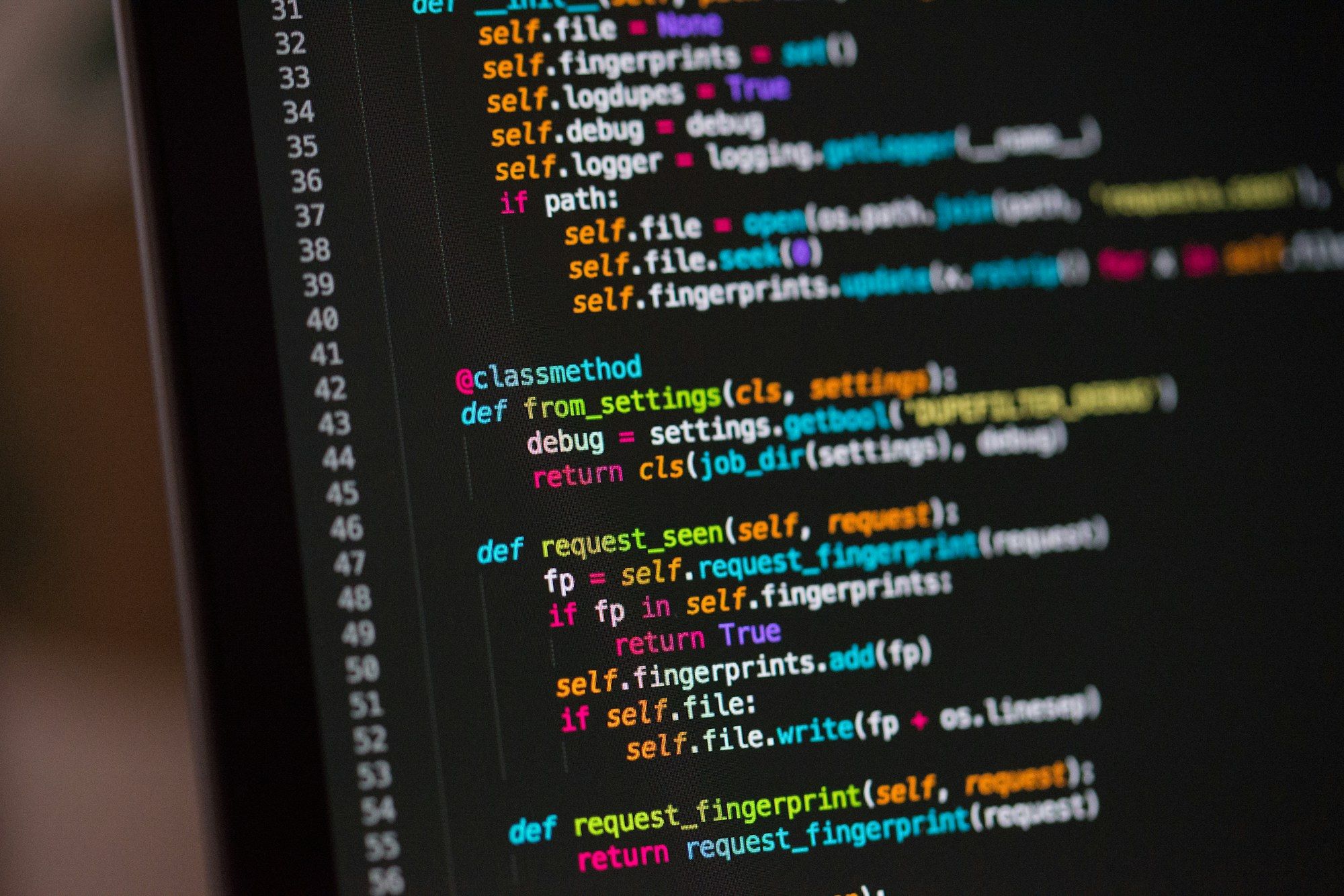 Python-koodia tietokoneen näytöllä.