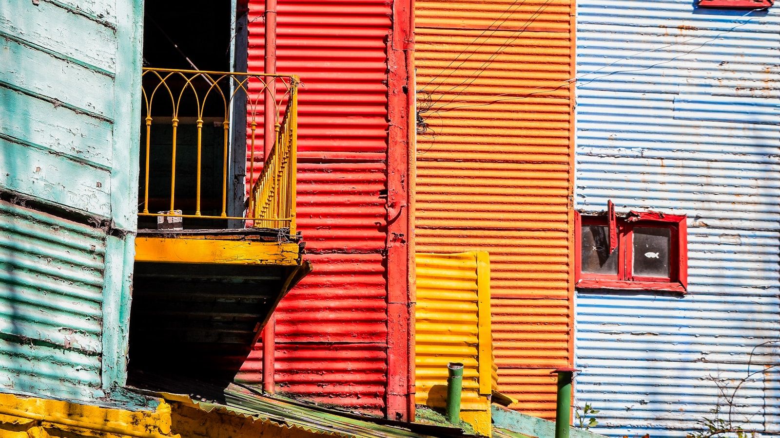 Rivi värikkäitä asuintaloja Buenos Airesin La Bocassa