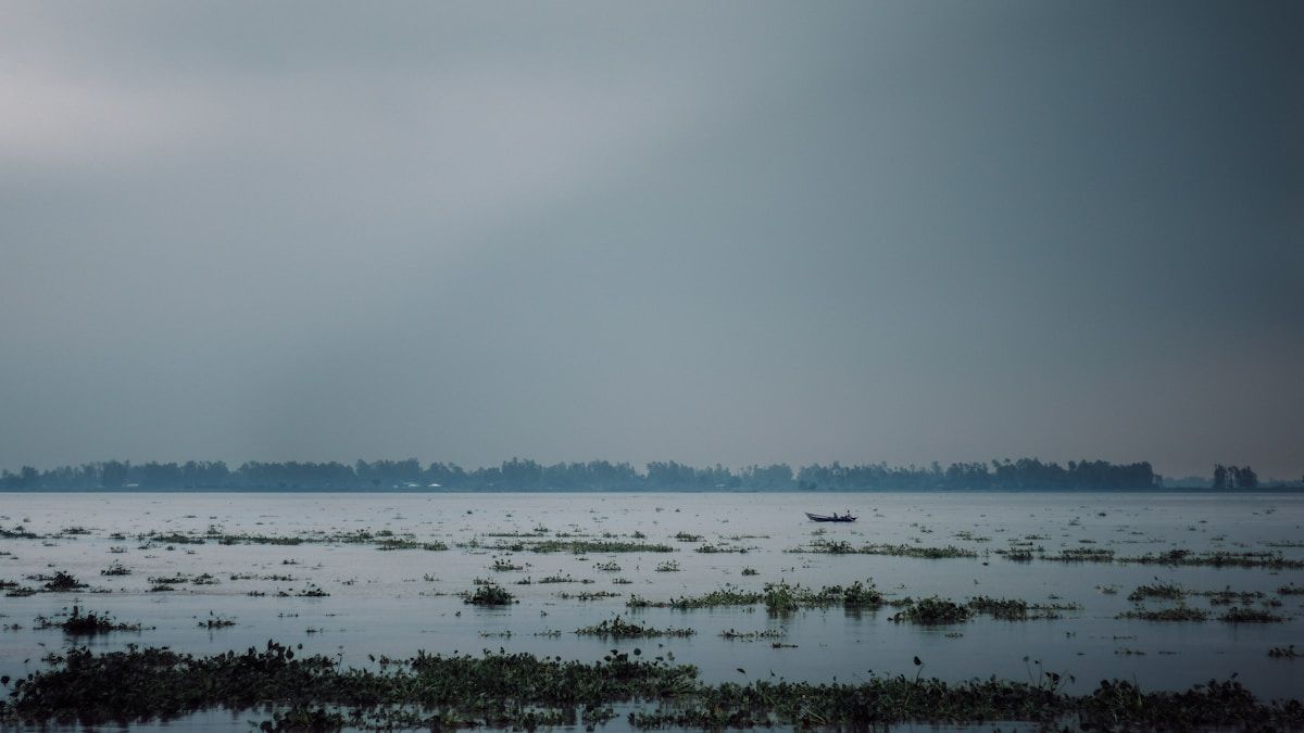 Pieni vene Bangladeshin joella sumuisena aamuna