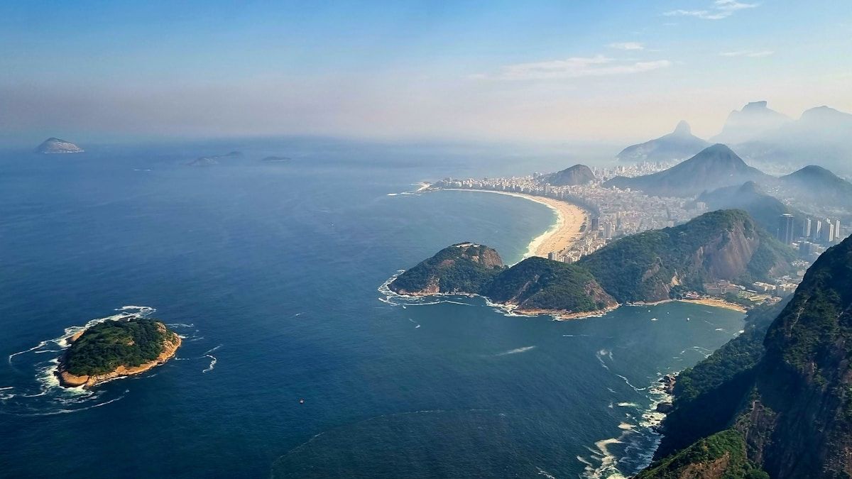 Ilmakuva trooppisen saaren rannikosta Brasiliassa