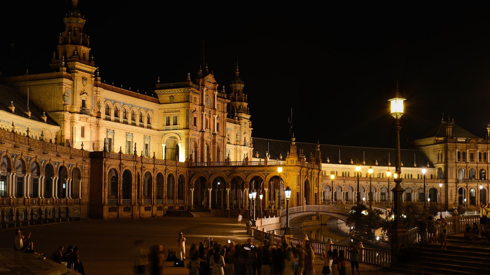 Sevillan Plaza de Españan koristeellinen arkkitehtuuri iltavalaistuksessa