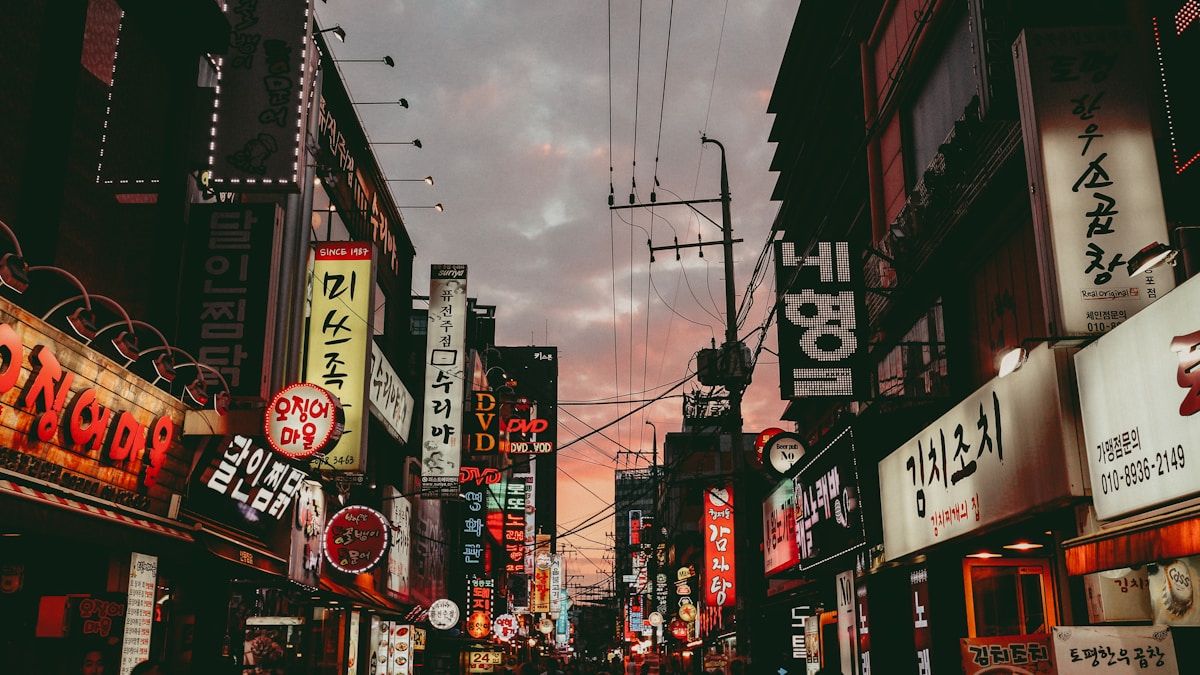 Soulin katunäkymä neonvalokyltein iltahämärässä