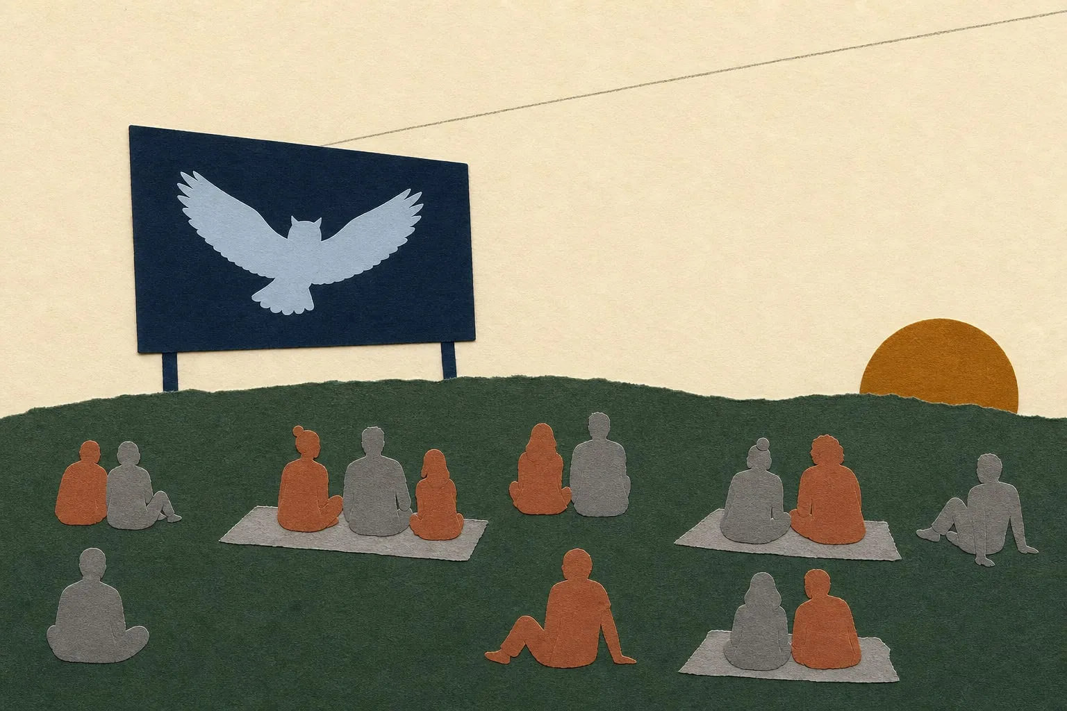 Paperikollaasi: tummansininen ulkoilmavalkokangas vihreällä nurmella, kankaalla siivet levällään oleva vaaleansininen pöllö. Nurmella istuu pareittain ja ryhmissä terrakotan- ja harmaanvärisiä ihmishahmoja vilttien päällä, ja taustalla laskee amberinvärinen aurinko