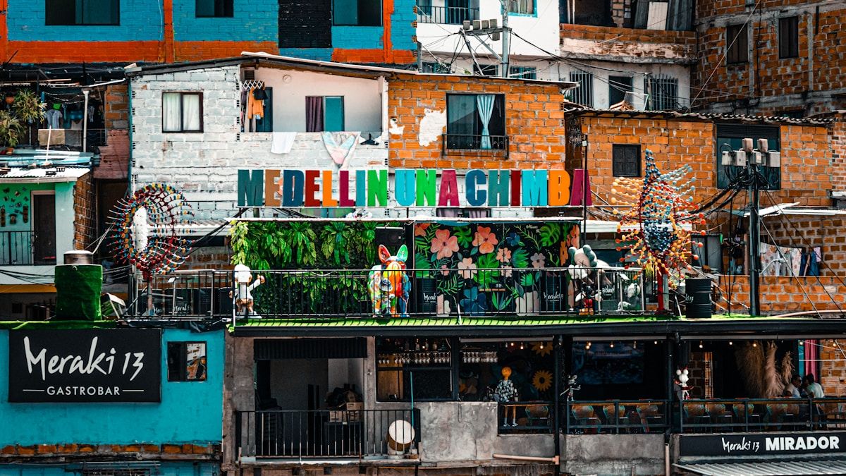 Medellínin Comuna 13 -kaupunginosan värikäs katunäkymä