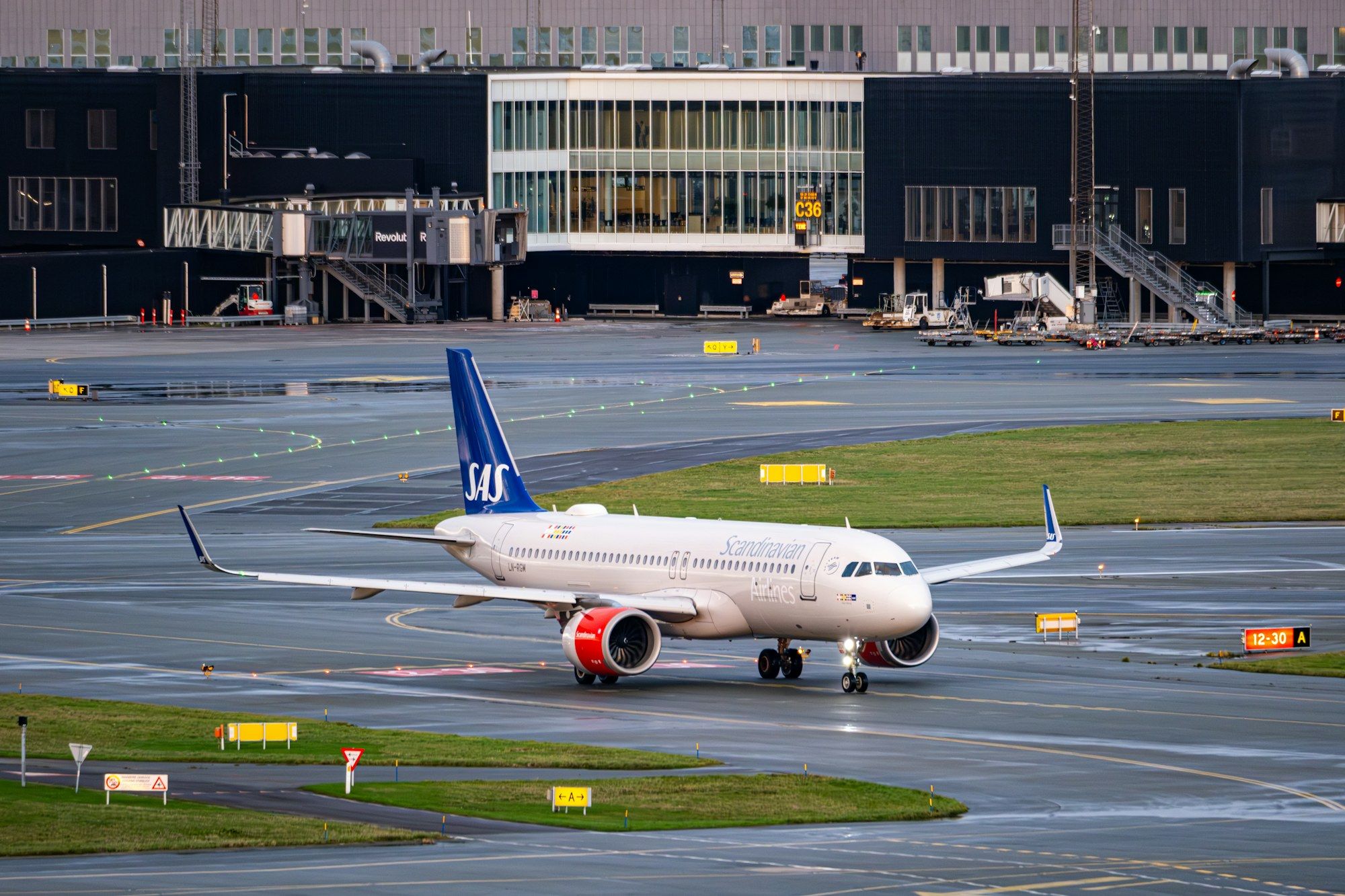 SAS:n matkustajakone rullaa lentokentän asfaltilla.