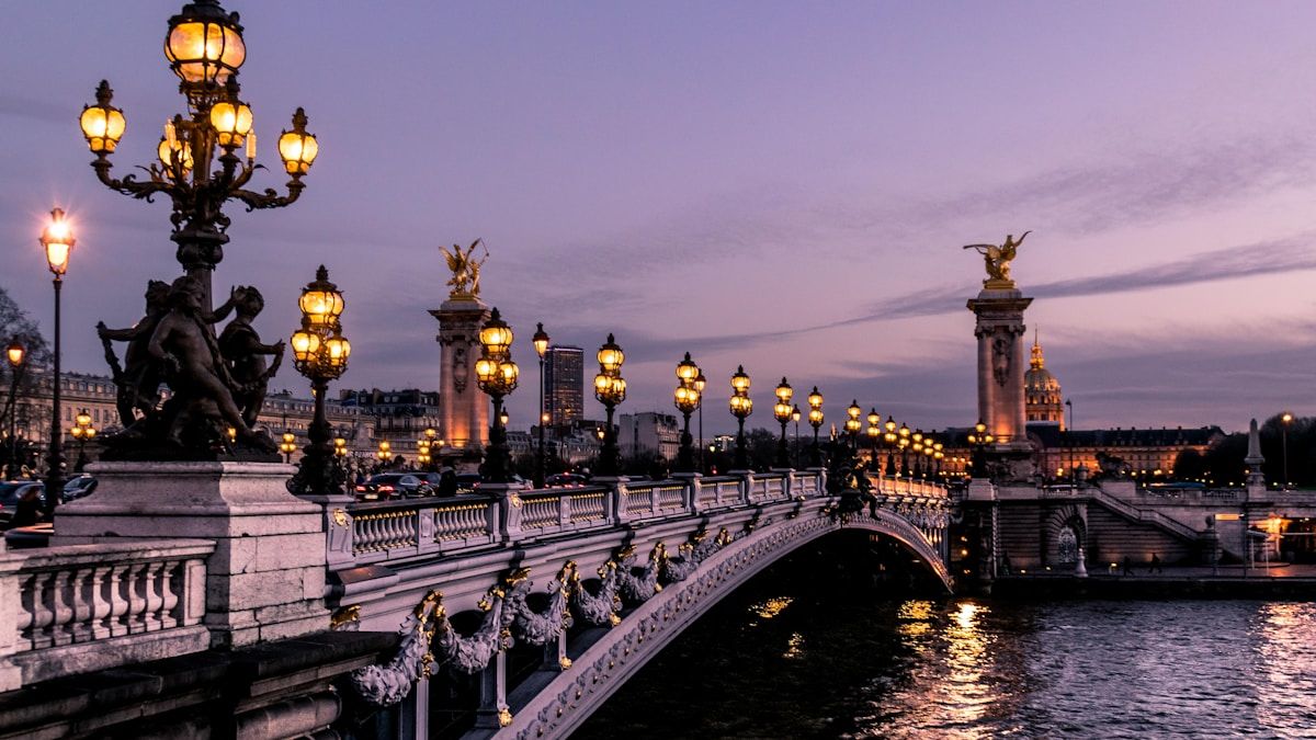 Pont Alexandre III silta valaistuna iltahämärässä Pariisissa