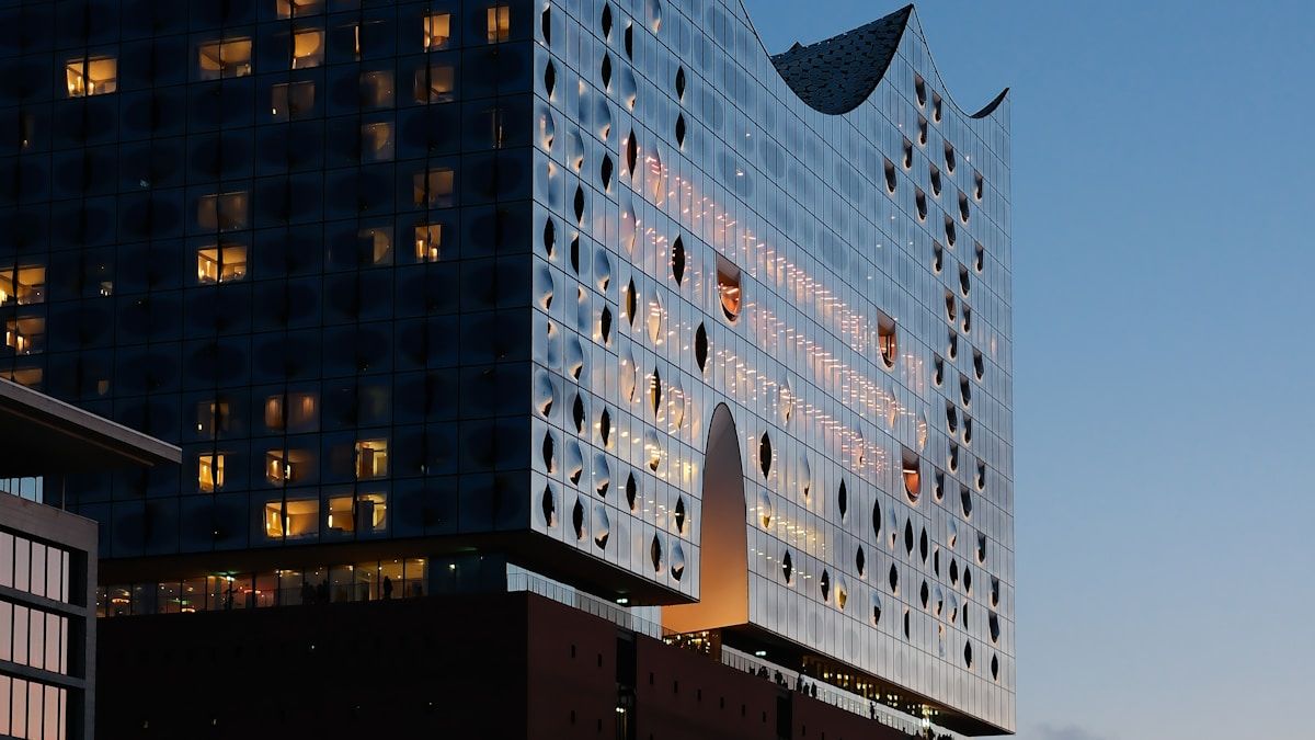 Elbphilharmonie-konserttitalo Hampurissa iltavalaistuksessa