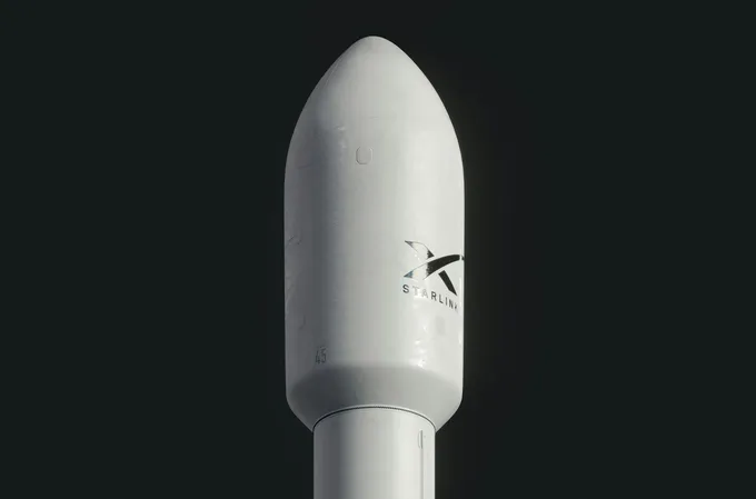 Valkoinen raketin nokkakartio, jossa on Starlink-logo, mustaa taustaa vasten.