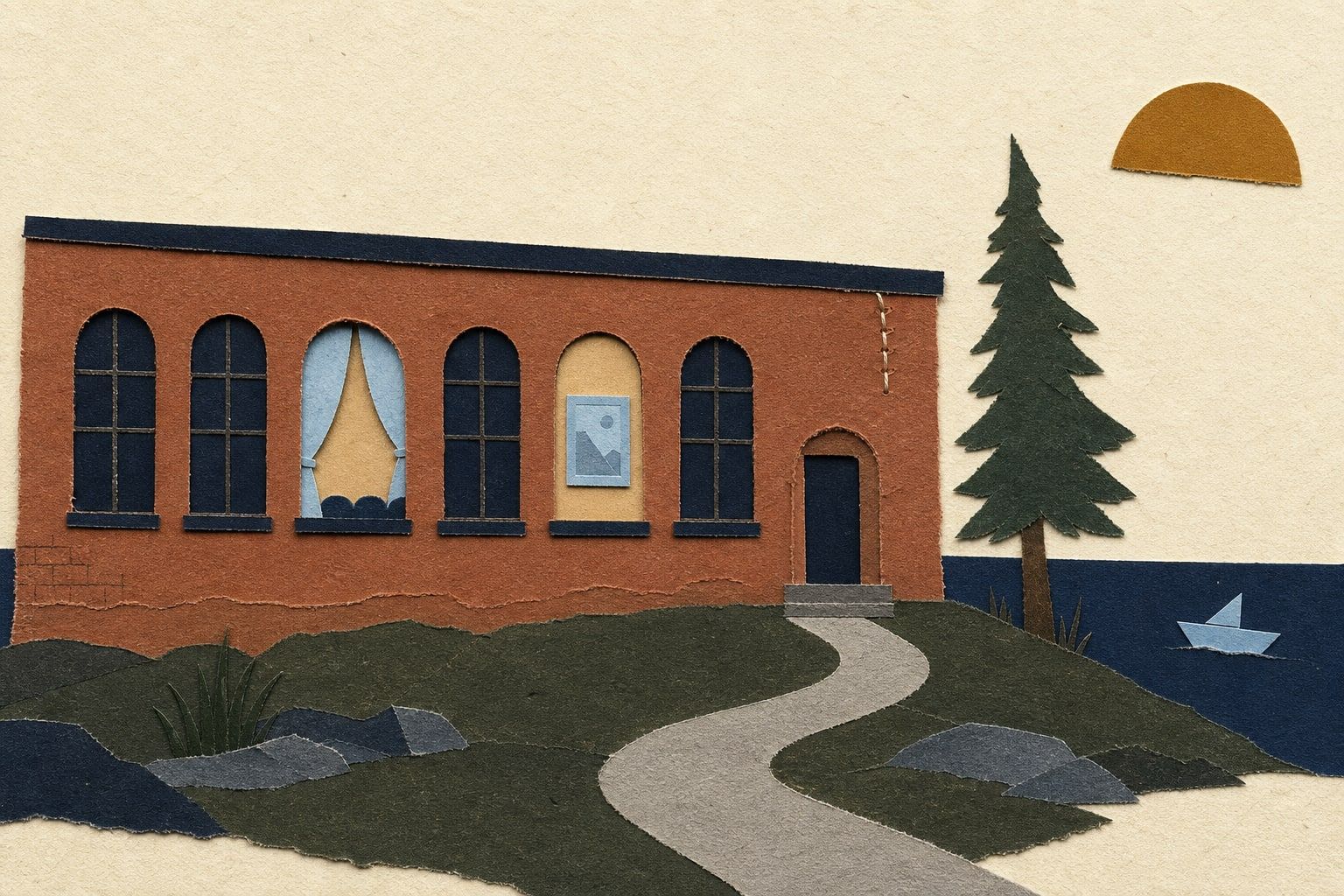Paperikollaasi: terrakotanvärinen tiilitehdas kaarevine ikkunoineen, yhdessä ikkunassa vaaleansininen teatteriverho ja toisessa taulun siluetti, oikealla metsänvihreä kuusi ja tummansininen meri jolla pieni vaaleansininen lautta, ylhäällä amber-värinen puolikas aurinko