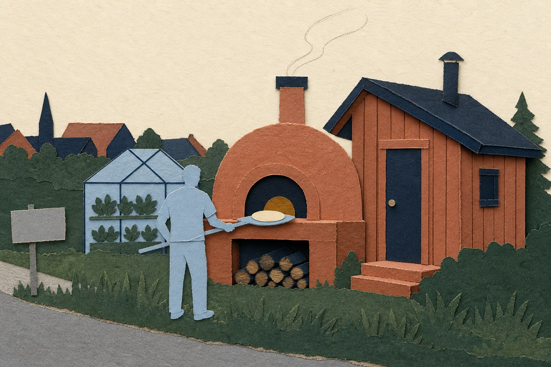 Paperikollaasi: terrakotanvärinen kupolimainen pizzauuni seisoo kylätalojen edessä, uunin aukossa hehkuu amberinvärinen puoliympyrä ja alla on pinottuja klapeja. Vaaleansininen hahmo työntää pitkävartisella lapiolla pyöreää taikinaa uuniin. Vasemmalla on vaaleansininen kasvihuone tummanvihreine taimineen ja tienvarressa tyhjä harmaa kyltti, oikealla tummansinikattoinen saunarakennus savupiippuineen.